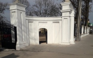 Zabytkowa brama w Łopusznie po renowacji (1)