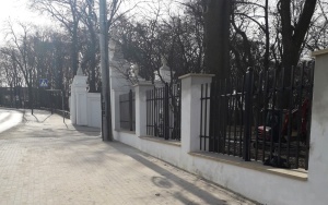 Zabytkowa brama w Łopusznie po renowacji (2)