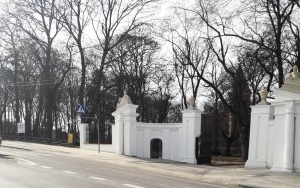 Zabytkowa brama w Łopusznie po renowacji (3)