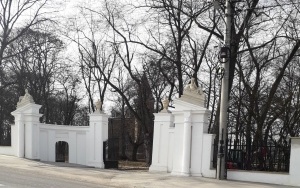 Zabytkowa brama w Łopusznie po renowacji (4)