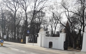 Zabytkowa brama w Łopusznie po renowacji (5)