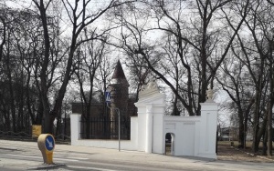 Zabytkowa brama w Łopusznie po renowacji (6)
