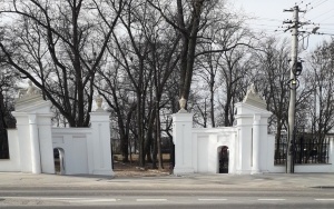 Zabytkowa brama w Łopusznie po renowacji (7)