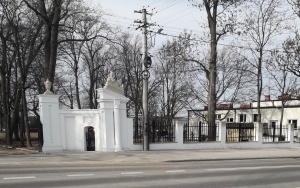 Zabytkowa brama w Łopusznie po renowacji (8)