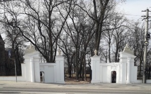 Zabytkowa brama w Łopusznie po renowacji (10)