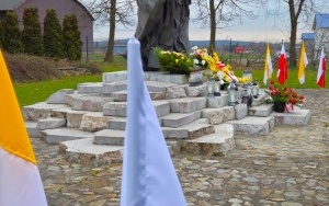Kwiaty pod pomnikiem Św. Jana Pawła II (2)