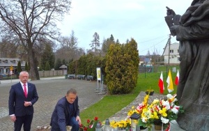 Kwiaty pod pomnikiem Św. Jana Pawła II (5)