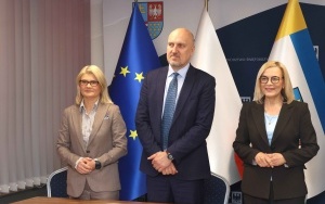 Podpisanie umowy na wsparcie szkół (1)
