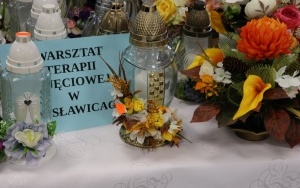 Piękne wiązanki i stroiki na kiermaszu w Starostwie Powiatowym w Kielcach (1)