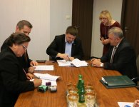 Podpisanie umów na zakup samochodów do przewozu osób niepełnosprawnych