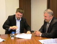 Podpisanie umów na zakup samochodów do przewozu osób niepełnosprawnych