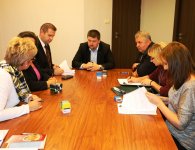 Podpisanie umów na zakup samochodów do przewozu osób niepełnosprawnych