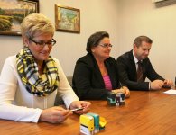 Podpisanie umów na zakup samochodów do przewozu osób niepełnosprawnych