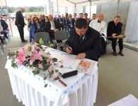 UROCZYSTE WMUROWANIE KAMIENIA WĘGIELNEGO POD BUDOWĘ FIRMY DAFI PRO S.A.
