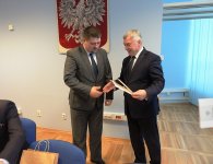 Promesy dotacyjne odebrał starosta kielecki Michał Godowki 