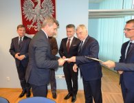 Promesy dotacyjne odebrał starosta kielecki Michał Godowki 
