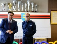 Przekazanie zestawu Autochodzik przez starostę kieleckiego Michała Godowskiego