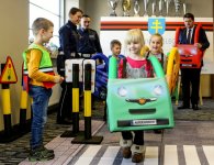 Przekazanie zestawu „Autochodzik”  Starosta kielecki Michał Godowski przekaże Komendantowi Miejskiemu Policji w Kielcach podinsp. Tomaszowi Zawadzkiemu zestaw pomocy dydaktycznych „Autochodzik”, które pomogą przygotować dzieci do bezpiecznego uczestnictwa