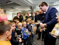 Przekazanie zestawu Autochodzik przez starostę kieleckiego Michała Godowskiego