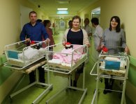 Trojaczki odwiedział starosta kielecki Michał Godowski 