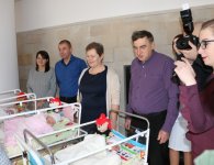 Trojaczki odwiedział starosta kielecki Michał Godowski 