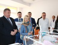 Trojaczki odwiedział starosta kielecki Michał Godowski 