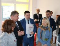 Trojaczki odwiedział starosta kielecki Michał Godowski 