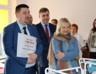Trojaczki odwiedział starosta kielecki Michał Godowski 