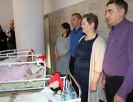 Trojaczki odwiedział starosta kielecki Michał Godowski 