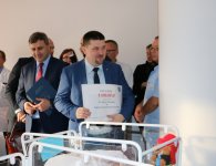 Trojaczki odwiedział starosta kielecki Michał Godowski 