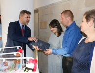 Trojaczki odwiedział starosta kielecki Michał Godowski 
