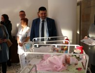 Trojaczki odwiedział starosta kielecki Michał Godowski 