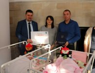 Trojaczki odwiedział starosta kielecki Michał Godowski 