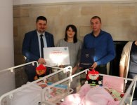 Trojaczki odwiedział starosta kielecki Michał Godowski 