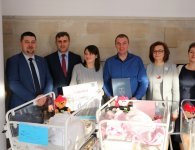 Trojaczki odwiedział starosta kielecki Michał Godowski 