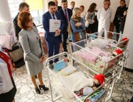 Trojaczki odwiedził starosta kielecki Michał Godowski 