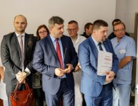 Trojaczki odwiedził starosta kielecki Michał Godowski 