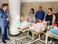 Trojaczki odwiedził starosta kielecki Michał Godowski 