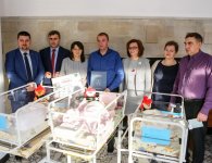 Trojaczki odwiedził starosta kielecki Michał Godowski 