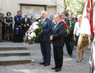 Przedstawiciele powiatu kieleckiego złożyli kwiaty i odmówili modlitwę w intencji zamordowanych na Wschodzie.