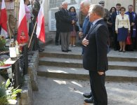 Przedstawiciele powiatu kieleckiego złożyli kwiaty i odmówili modlitwę w intencji zamordowanych na Wschodzie.