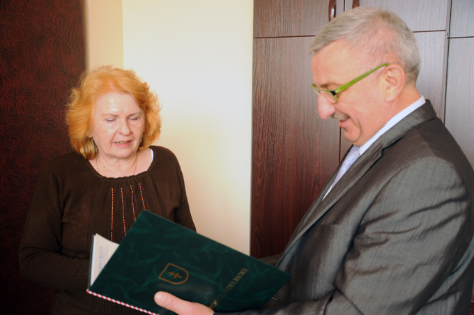 Starosta Zdzisław Wrzałka gratuluje jubileuszu Elżbiecie Giedych.