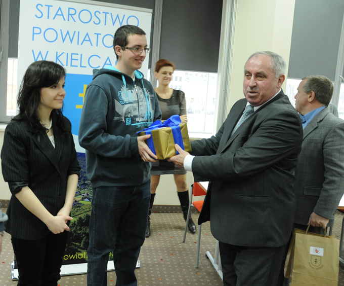 Wicestarosta kielecki Zenon Janus wręcza nagrody laureatom konkursu