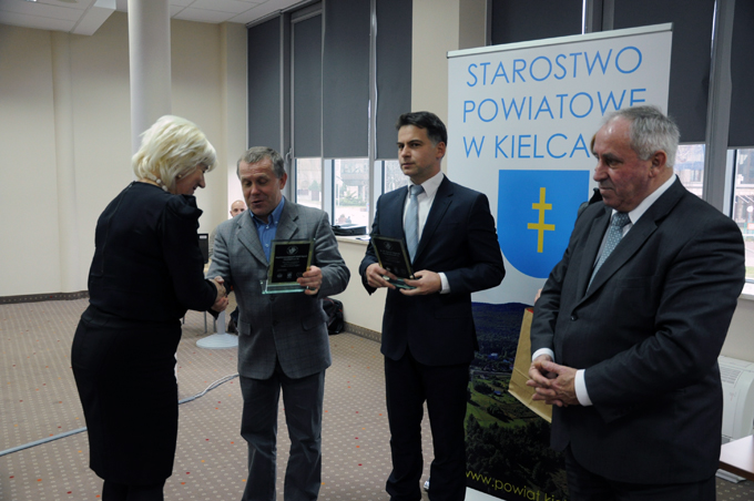 Wicestarosta Zenon Janus i wiceprzewodniczący Rady Powiatu w Kielcach Jan Cedro wręczają certyfikaty