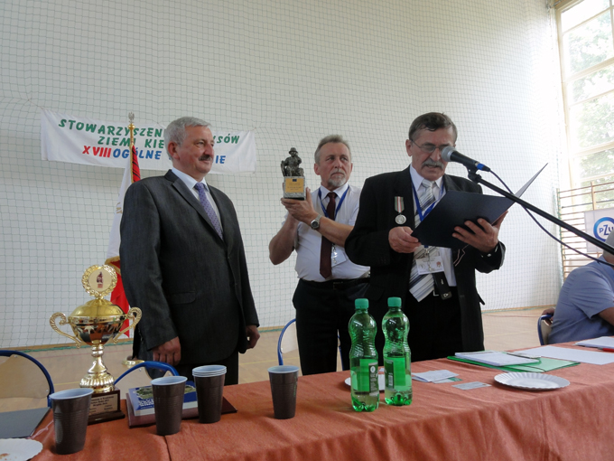 Starosta Zdzisław Wrzałka odbiera wyróżnienie